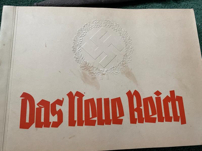 THIRD REICH CIGARETTE ALBUM ‘DAS NEUE REICH’ IN ORIGINAL CARDBOARD SLEEVE.