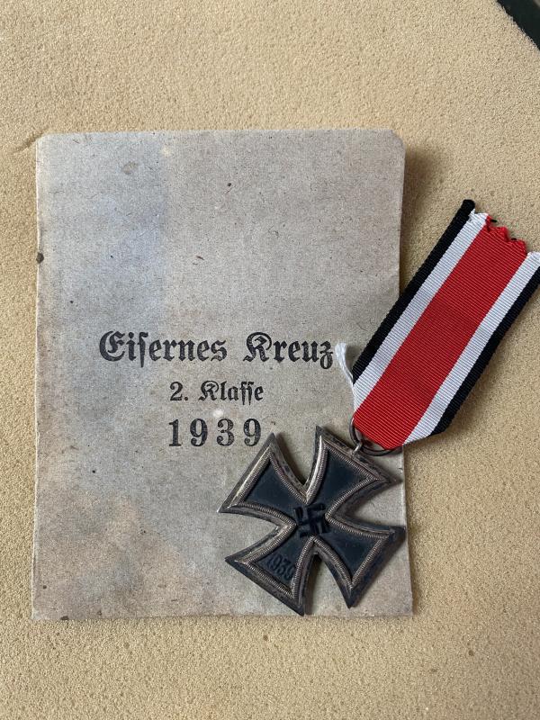 WW2 IRON CROSS SECOND CLASS IN MINT CONDITION WITH PACKET OF ISSUE.
