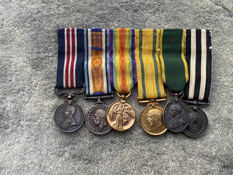 A SET OF 6 WW1 MINIATURE MEDALS WITH A MILITARY MEDAL & RARE TERRITORIAL WAR MEDAL.