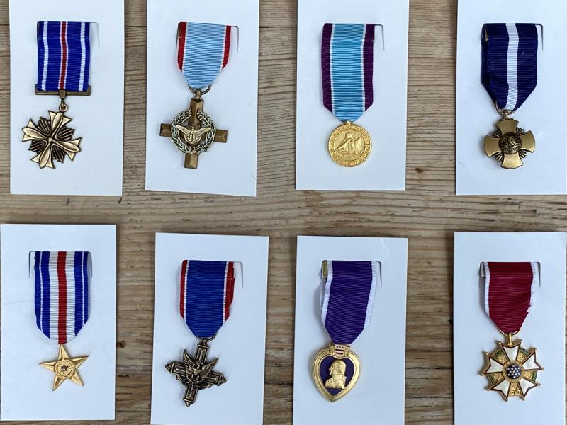 A SET OF 8 HIGH QUALITY WW2 AMERICAN MINIATURE MEDALS.