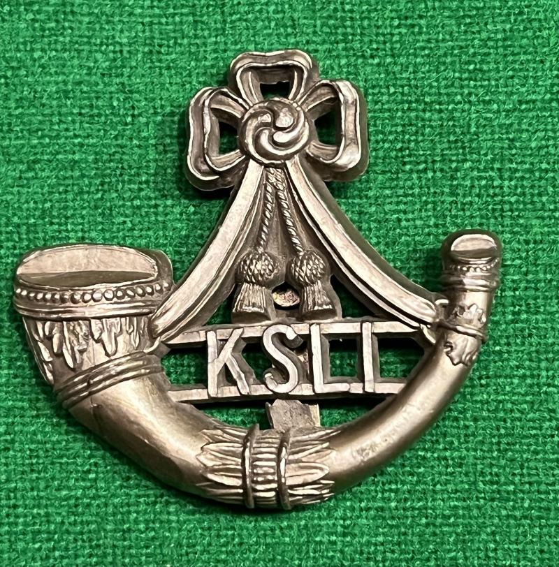 WW2  KSLI plastic economy issue cap badge.