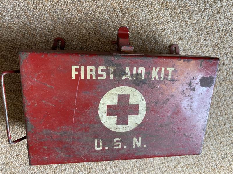 WW2 US NAVY FIRST AID KIT COMPLETE.