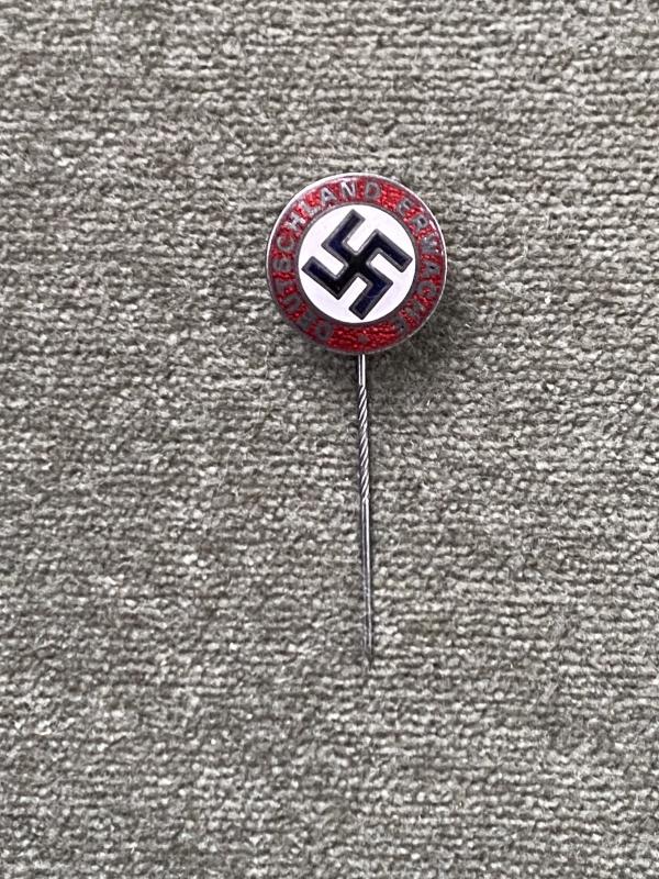 A MINT ‘DEUTCHLAND ERWACH’ LAPEL PIN.