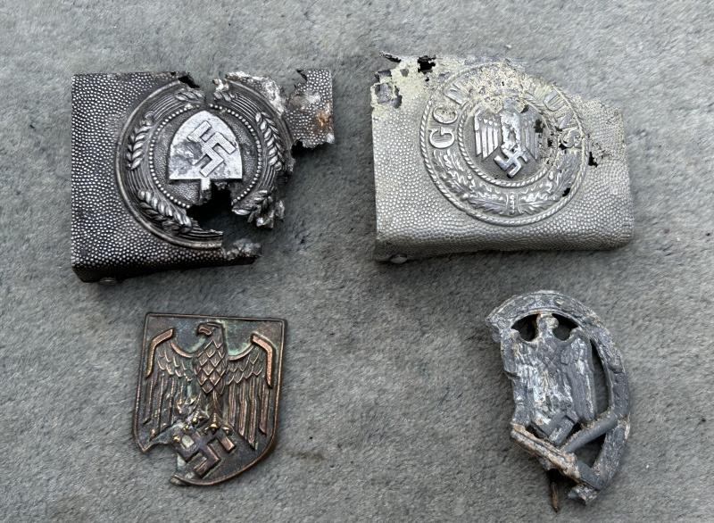 ORIGINAL BATTLEFIELD FOUND THIRD REICH BADGES.