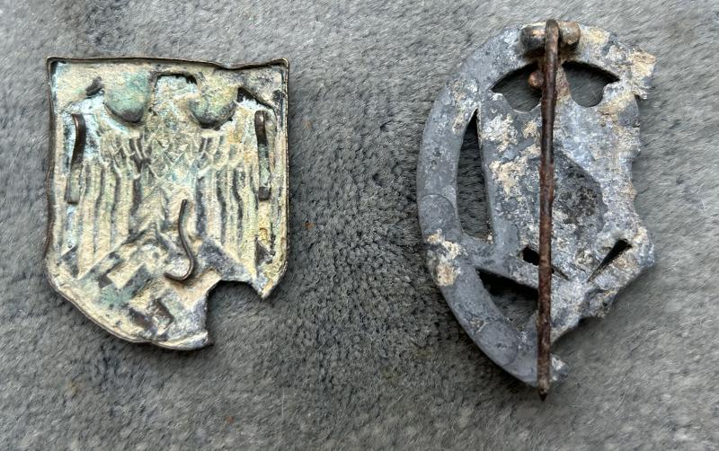 ORIGINAL BATTLEFIELD FOUND THIRD REICH BADGES.