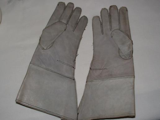 BRITISH WW2 MARKED GREY LEATHER DRIVERS GLOVES-UNISSUED.