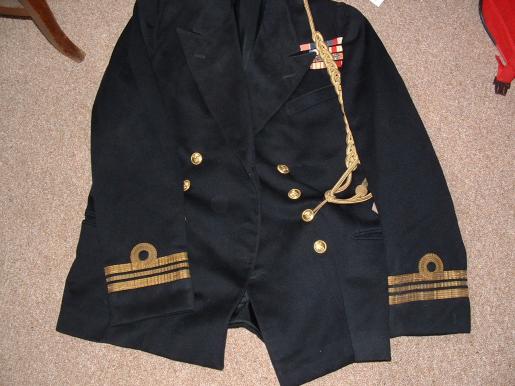 WW2 BRITISH NAVAL OFFICERS TUNIC AND SERVICE CAP-NAMED.
