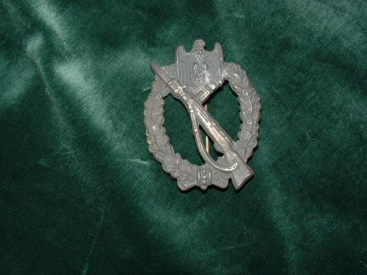 UNTOUCHED-UNCLEANED INFANTRY ASSAULT BADGE. R-S.