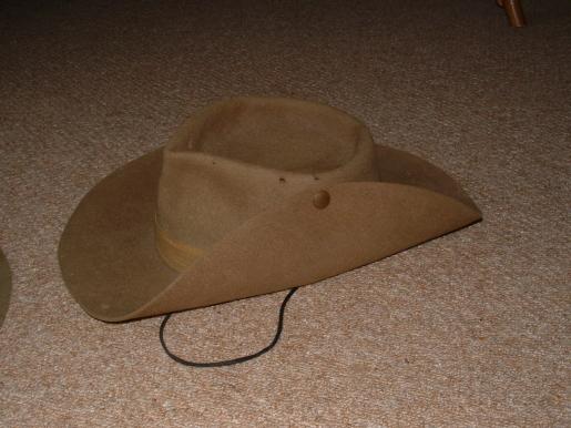 BRITISH MADE WW2 1944 DATED TROPICAL SLOUCH HAT.