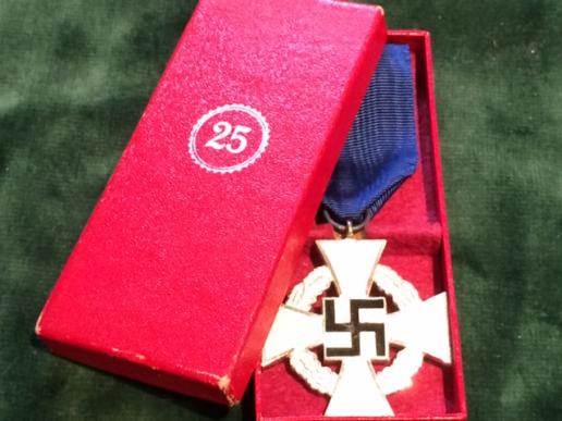 THIRD REICH 25 YEAR FAITHFUL SERVICE AWARD MINT IN RED ISSUE BOX.