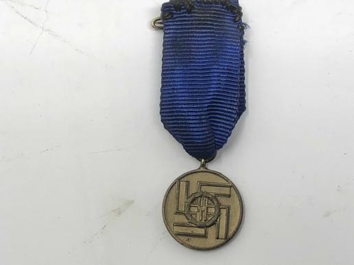 A PERFECT MINIATURE 8 YEAR SS MEDAL WITH RIBBON AND PIN.