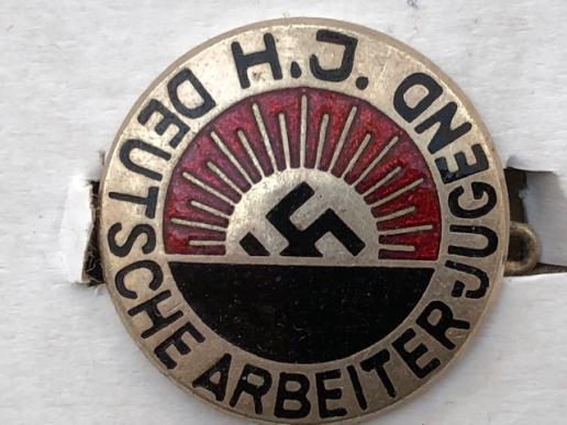 EARLY 1st PATTN HITLER YOUTH MEMBERS PIN.