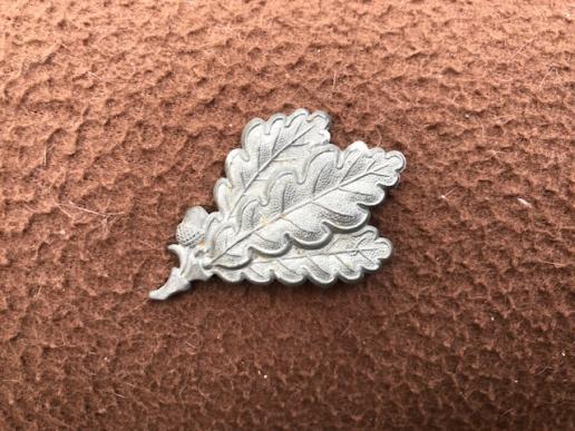 METAL OAKLEAF JAGER BADGE FOR M43 CAP.