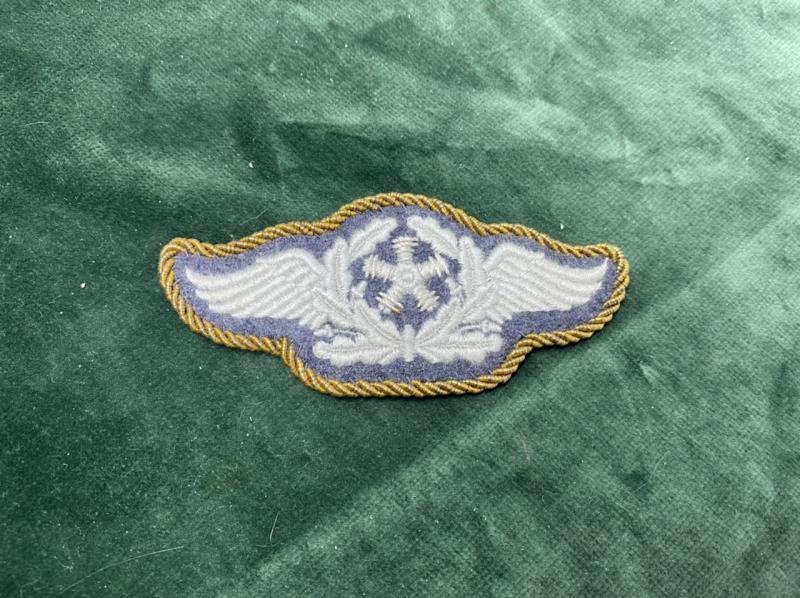 LUFTWAFFE TECHNICAL SPECIALIST SLEEVE BADGE WITH GILT WIRE BORDER.