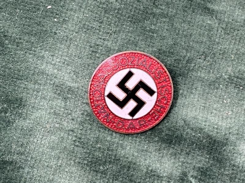 NSDAP ROUND ENAMEL MEMBERSHIP BADGE.