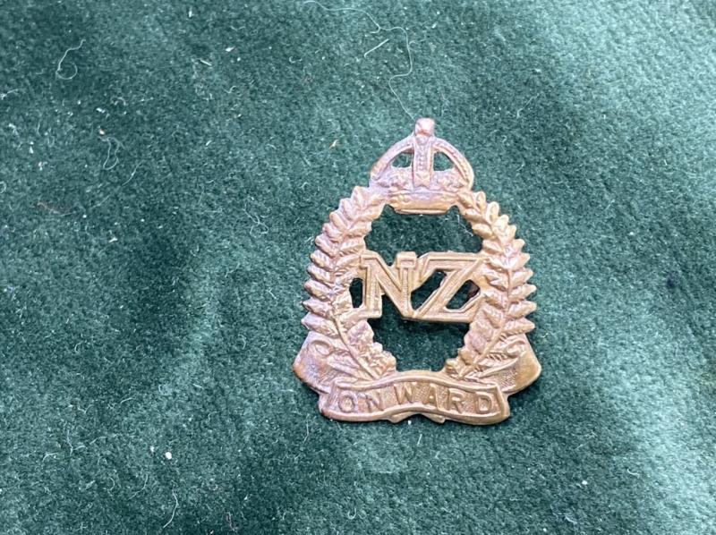 WW2 NEW ZEALAND ‘ONWARD’ COLLAR BADGE.