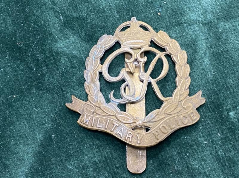 WW2 GEORGE VI MILITARY POLICE CAP BADGE.