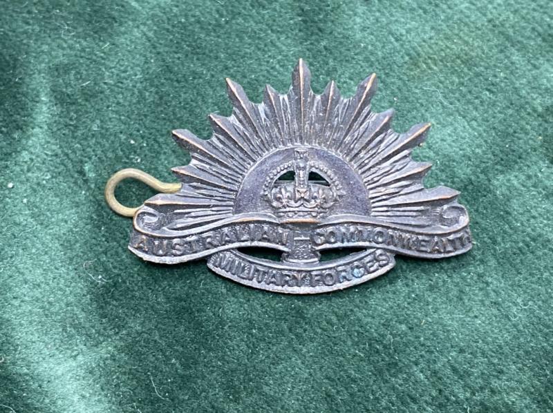 WW2 AUSTRALIAN COMMONWEALTH CAP BADGE.