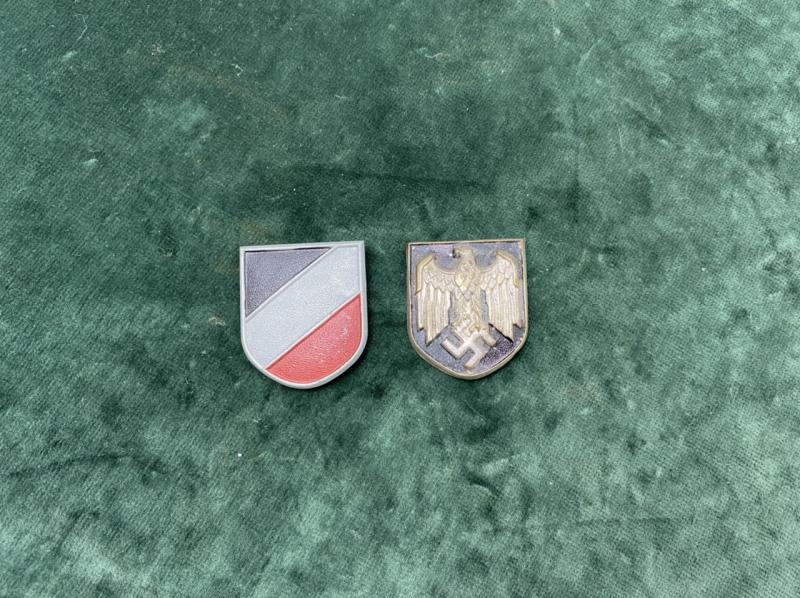 A SET OF METAL SHIELD INSIGNIA FOR AFRIKA KORPS TROPICAL HELMET.