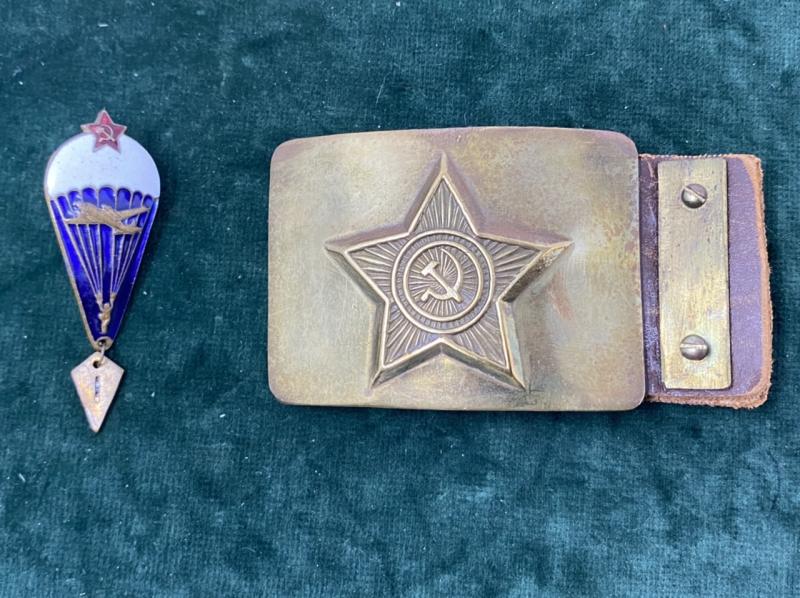 RUSSIAN WW2 BELT BUCKLE AND PARA JUMP BADGE.