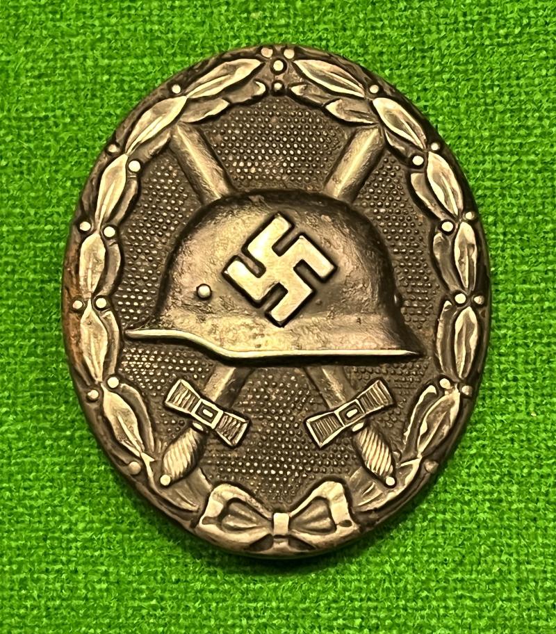 WW2 1939 Black Wound Badge - Klein & Quenzer.